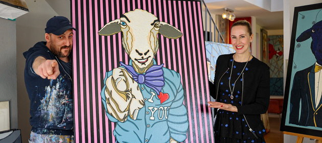 Mit seinen Schafen eroberte der in Düsseldorf lebende griechische Maler Adam Karamanlis die Kunstszene. Hier überreicht er eines seiner berühmten Schafe an Kunstfutter-Initiatorin Jeannine Halene. Foto: Uwe Erensmann/uepress